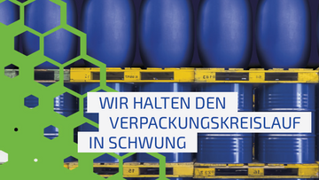 Titelbild unsers Flyers "Wir halten den Verpackungskreislauf in Schwung" mit blauen Stahl- und Kunststofffässern auf gelben Paletten und grünen Waben